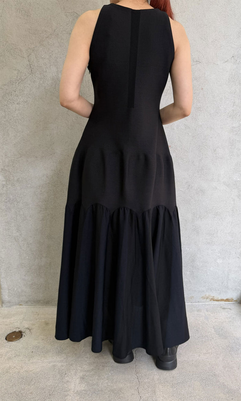 ARCHED SLEEVELESS DRESS – THEMARKET